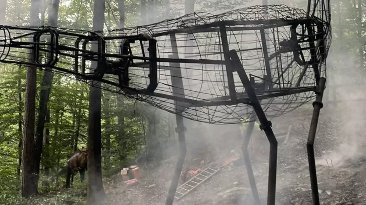 Incendiu la Dino Parc din Râşnov. Un dinozaur de zece metri a luat foc. VIDEO
