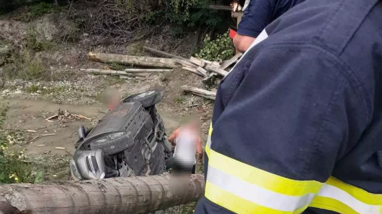 O maşină a căzut într-un râu din Neamţ după ce s-a rupt un podeţ. Trei persoane, transportate la spital
