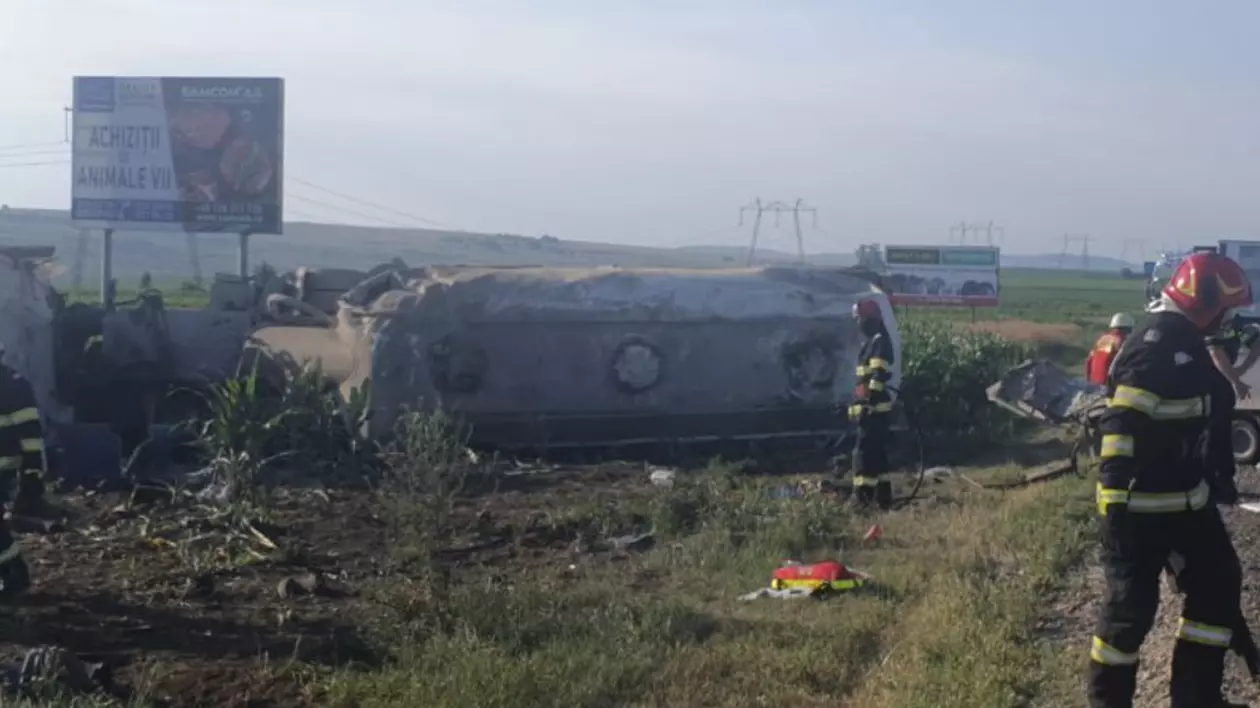 Cinci persoane au murit, între care doi copii, într-un accident grav în Suceava. Mașina în care se aflau a intrat într-o cisternă