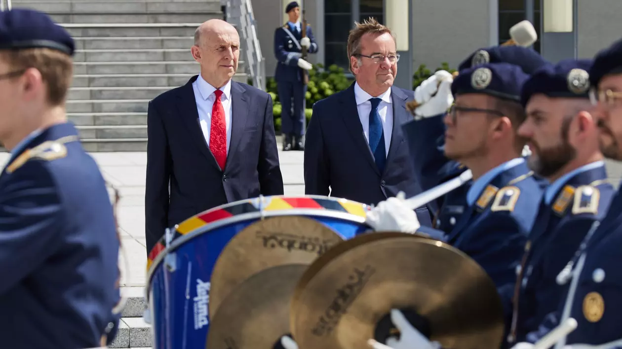 Ministrul britanic al apărării John Healey (stânga), primit la Berlin de omologul său german Boris Pistorius Foto: Hepta