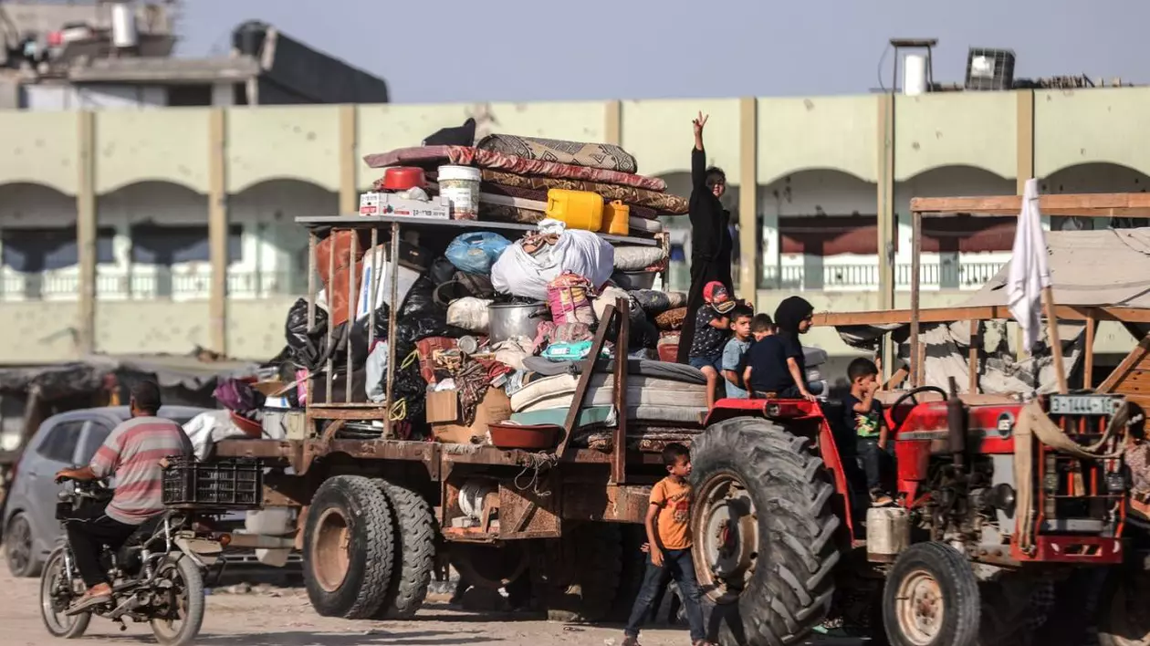 Mii de oameni își părăsesc locuințele din cauza bombardamentelor israeliene din sudul Fâșiei Gaza