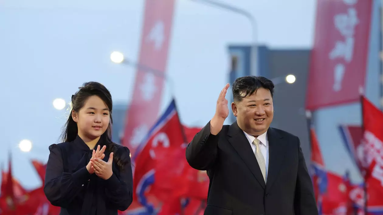 Kim Jong-un și fiica sa Kim Ju-ae în timpul unei ceremonii la Phenian Foto: Hepta