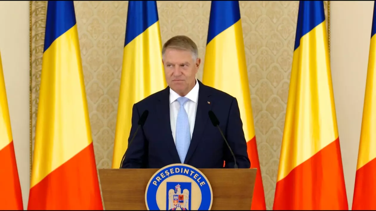 Reacția lui Iohannis, întrerupt de un telefon în timpul unui discurs: „Complicat cu telefoanele, domnu' ambasador”. VIDEO