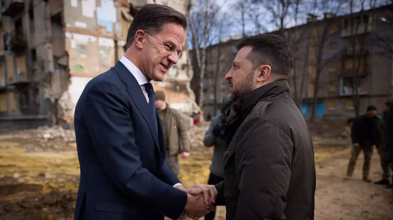 Președintele ucrainean Volodimir Zelenski (stânga) și Mark Rutte, viitorul secretar general al NATO, în timpul unei întrevederi la Harkov Foto: Profimedia