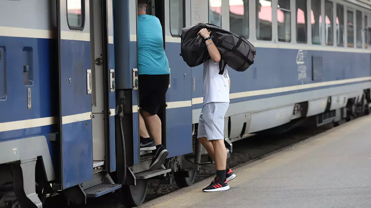 Un vagon al trenului IRN 347 Viena-Bucureşti Nord a deraiat în județul Brașov. Călătorii, preluați cu autocare