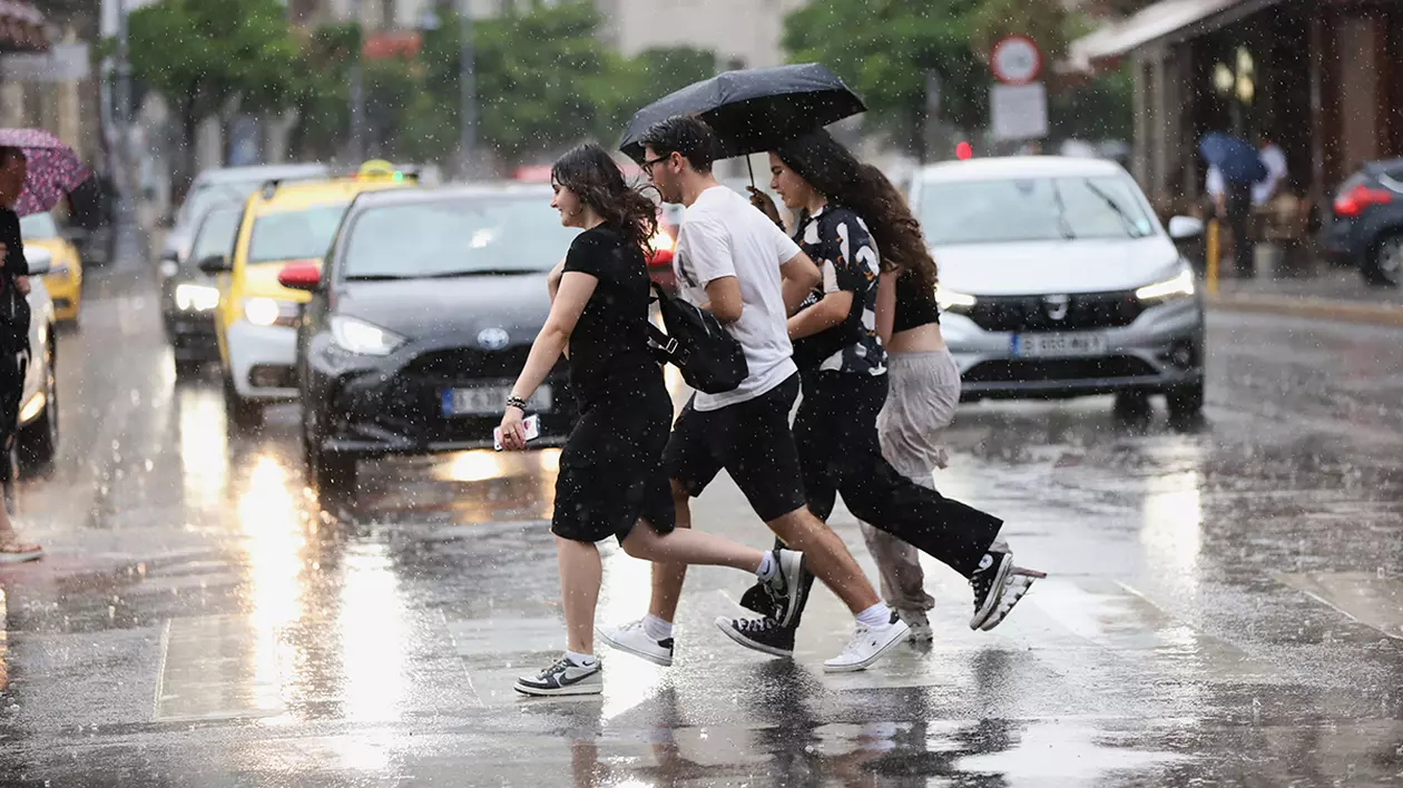 Cod galben şi cod portocaliu de furtuni în mai multe judeţe din ţară. Harta zonelor vizate