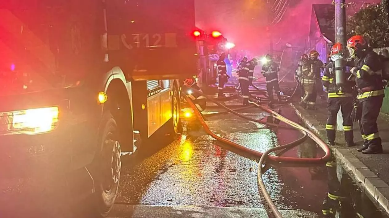 Incendiu violent în Bucureşti, la un grup de locuinţe din sectorul 3. 26 de persoane au fost evacuate