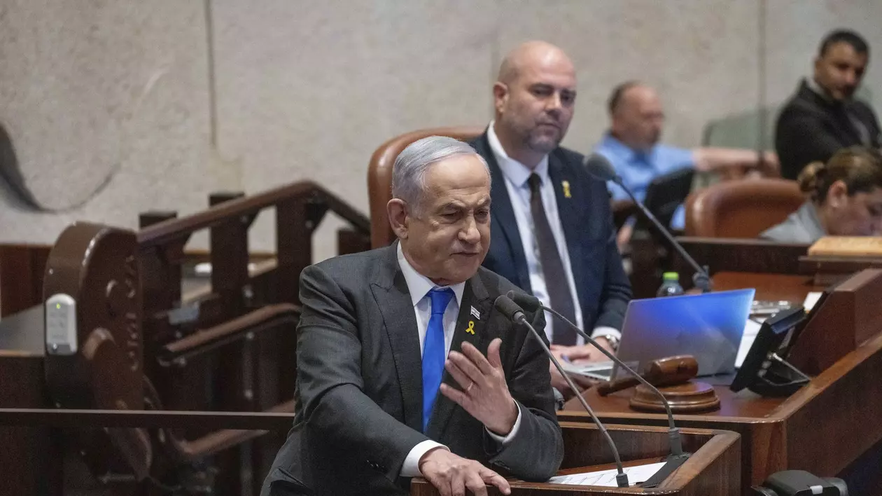 Premierul Benjamin Netanyahu, în prim-plan, se adresează deputaților israelieni Foto: Profimedia