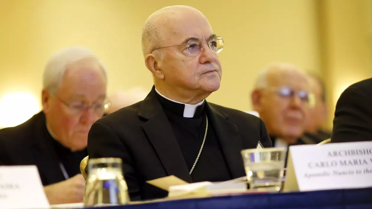 Vaticanul l-a excomunicat pe arhiepiscopul Carlo Maria Vigano, un opozant virulent al Papei Francisc