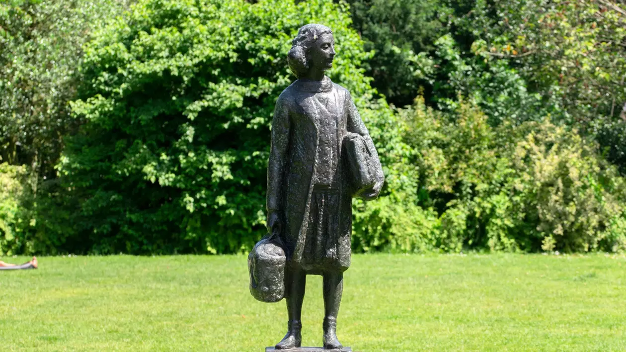 Statuia Annei Frank din Amsterdam, vandalizată cu mesajul „Gaza”. „Niciun palestinian nu a fost ajutat de mânjirea statuii ei atât de prețioase”