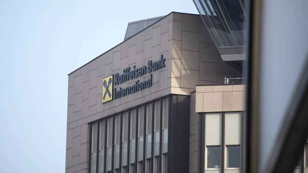 Raiffeisen Bank Internațional, amenințată de SUA cu tăierea accesului la dolari, din cauza afacerilor din Rusia. Măsura ar duce la colapsul băncii