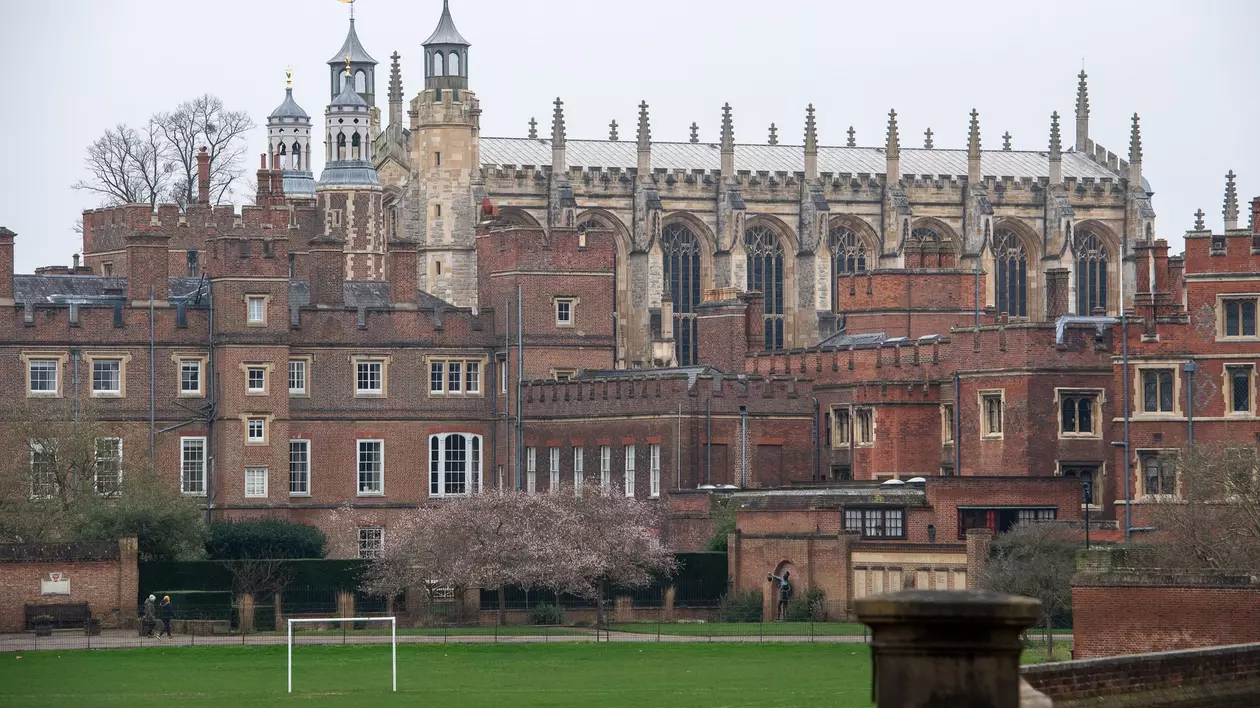 Colegiul Eton, la care au învățat prinții William și Harry, a interzis smartphone-urile. Ce variantă le oferă elevilor