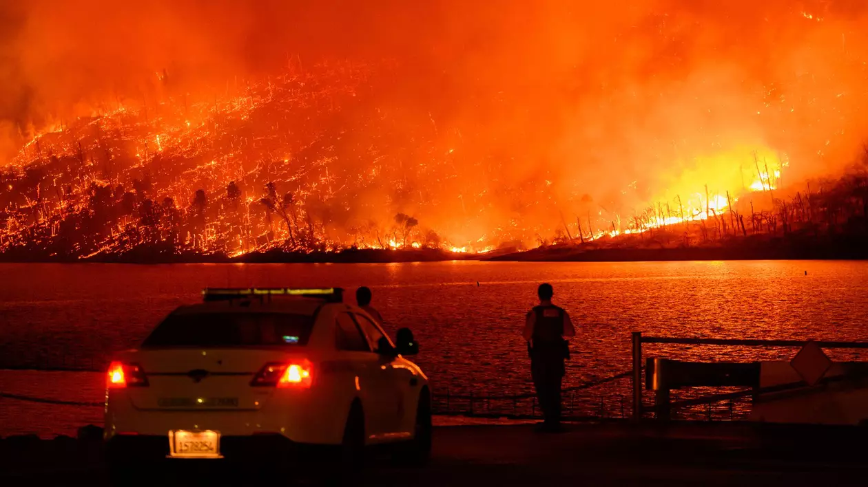 Peste 13.000 de persoane au fost evacuate din calea incendiului Thompson care pârjolește California de Nord