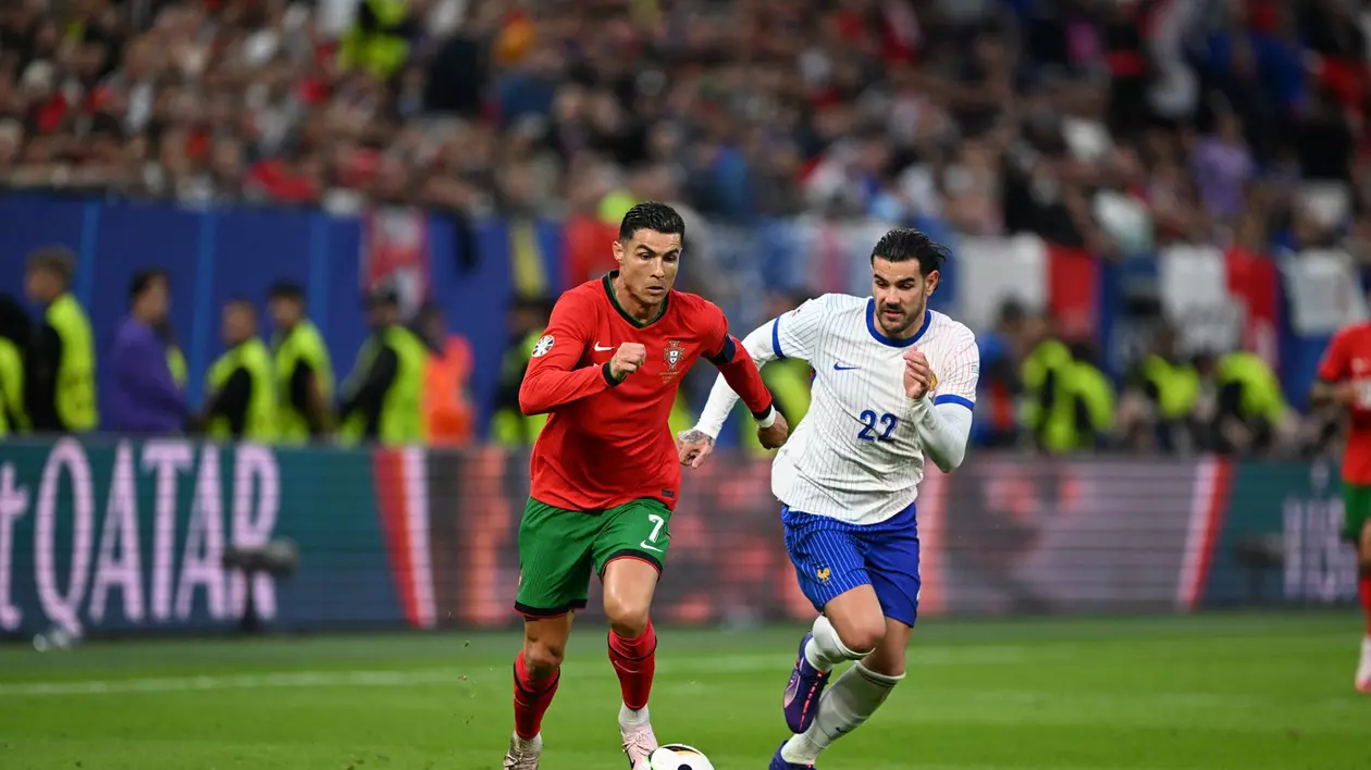 Cristiano Ronaldo și Theo Hernandez. Foto: Profimedia
