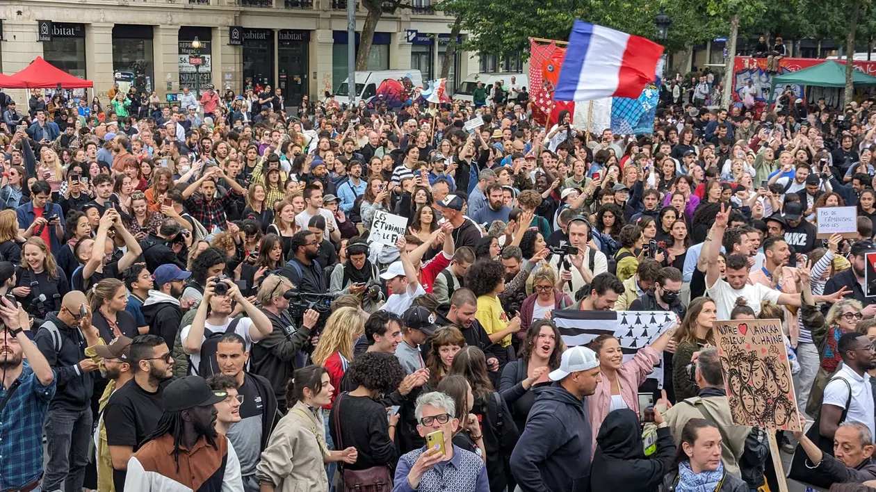 Victoria stângii în alegerile din Franța, sărbătorită de mii de oameni în centrul Parisului. Ciocniri între poliție și unii manifestanți