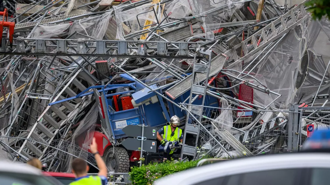 Cel puțin 2 morți și 12 răniți, dintre care 4 sunt în stare gravă, după ce un lift de marfă s-a prăbușit pe un șantier de lângă Lausanne