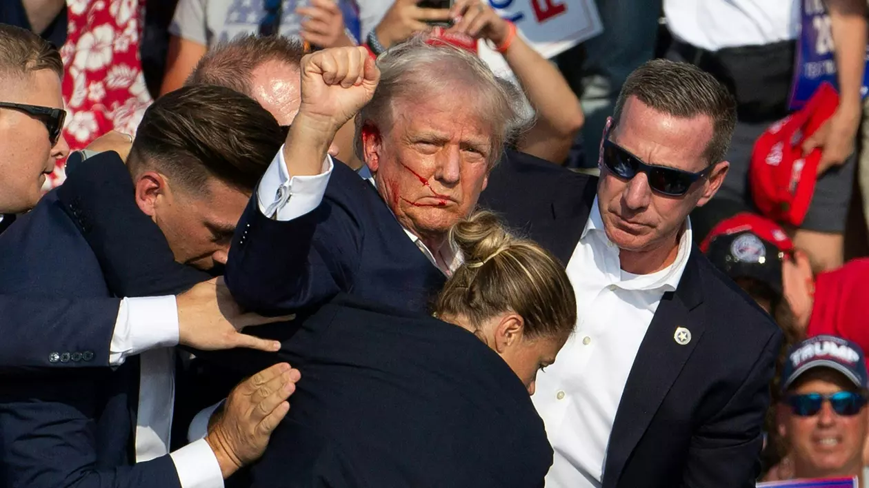 Prima reacție a lui Donald Trump după tentativa de asasinat asupra sa: „Am fost împușcat cu un glonț”