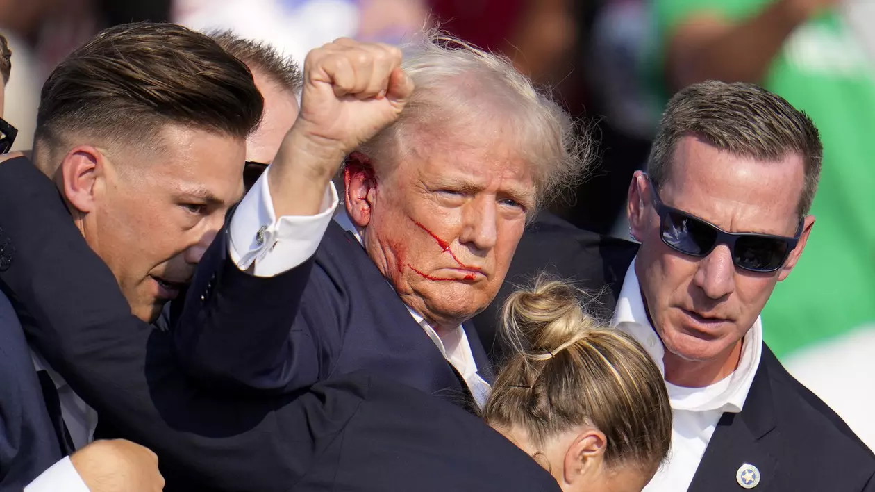 „Nu ai o a doua șansă”. Fotograful care l-a surprins pe Donald Trump plin de sânge ridicând pumnul în aer a povestit cum a realizat acea poză