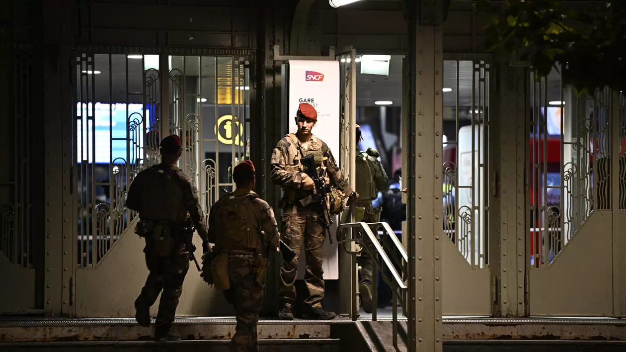 Un soldat francez stă de pază în fața gării Gare de l'Est, după ce un soldat al Operațiunii Sentinel a fost rănit în umăr de un bărbat înarmat cu un cuțit, la Paris, pe 15 iulie 2024. Bărbatul suspectat că a înjunghiat luni seara un soldat în gara Gare de l'Est din Paris are 40 de ani și este deja cunoscut oamenilor legii pentru o crimă comisă în 2018, pentru care a fost internat într-un spital de psihiatrie, au declarat surse din poliție pentru AFp. Foto Profimedia