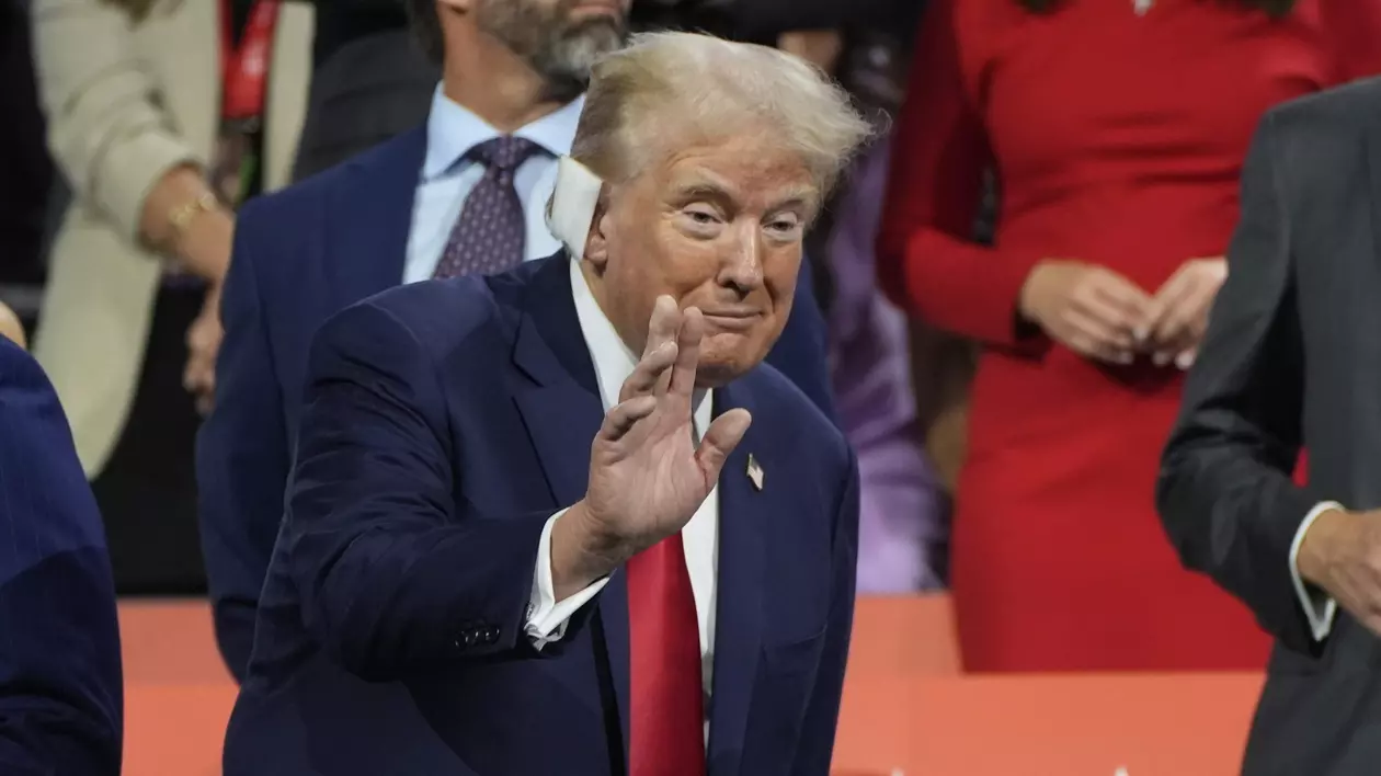 Donald Trump, cu un bandaj pe ureche, a fost primit în aplauze și scandări la convenţia republicană: „Luptă! Luptă! Luptă!”