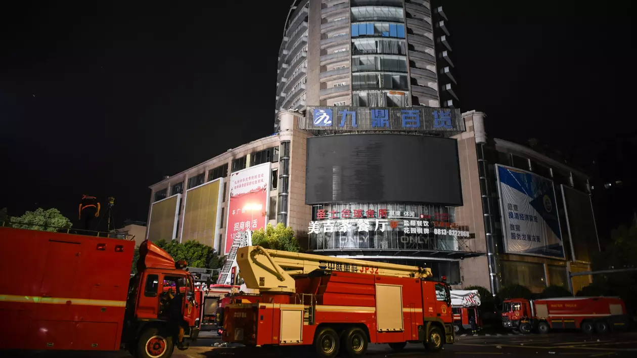 Incendiu puternic într-un centru comercial din China. Cel puțin 16 persoane au murit