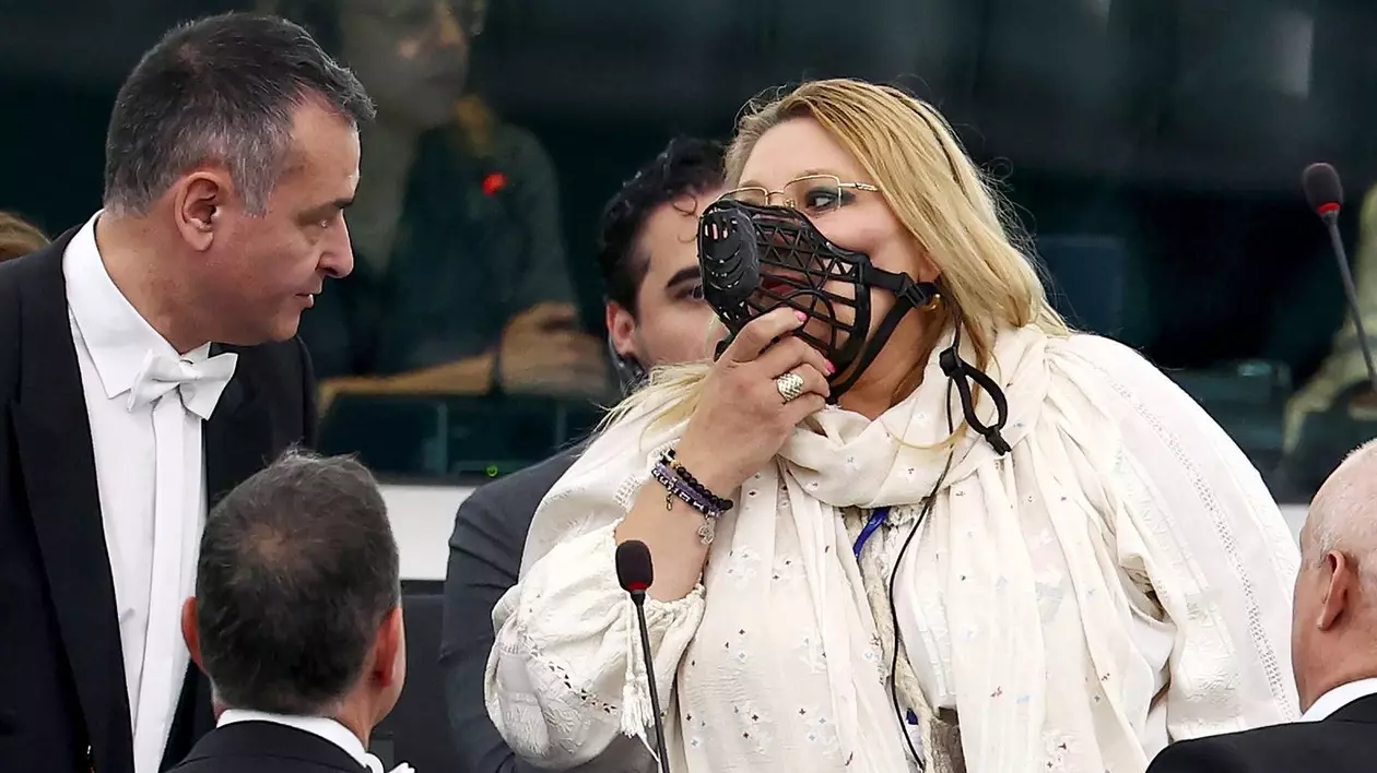 Diana Șoșoacă s-a trezit cu microfonul închis în Parlamentul European, după un discurs antivaccinist. „Dumnezeu nu e vaccinat” | VIDEO