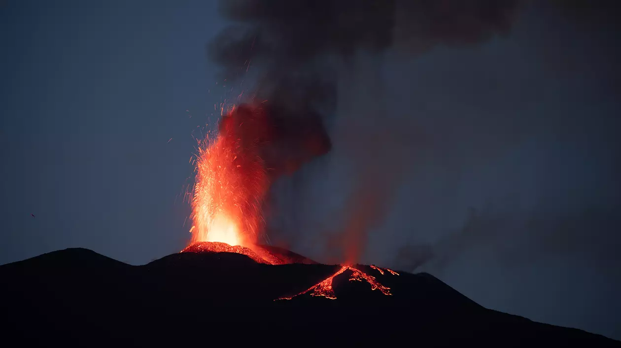 Ploaie de cenușă peste aeroportul din Catania, după erupţia vulcanului Etna. Toate zborurile, suspendate