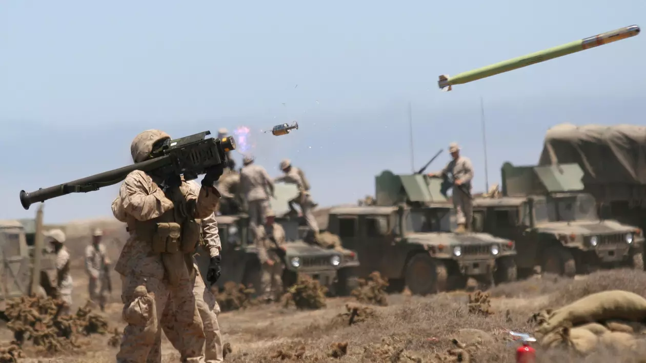 Un pușcaș marin american trage cu o rachetă FIM-92 Stinger în timpul unui exercițiu de antrenament din iulie 2009 în California. Foto Christopher O'Quin, U.S. Marine Corps via Wikimedia.org