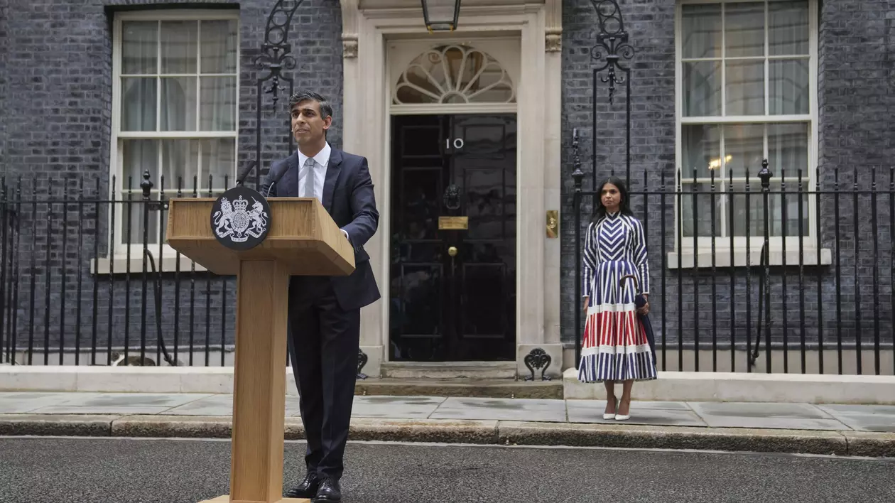 Prim-ministrul demisionar al Partidului Conservator din Marea Britanie, Rishi Sunak, vorbește în fața 10 Downing Street înainte de a merge să-l vadă pe regele Carol al III-lea pentru a-și prezenta demisia la Londra, vineri, 5 iulie 2024. Sunak și Partidul său Conservator au pierdut alegerile generale din 4 iulie în fața Partidului Laburist, al cărui lider Keir Starmer urmează să devină prim-ministru în cursul zilei de vineri. Soția lui Sunak, Akshata Murty, este în fundal. Foto Profimedia