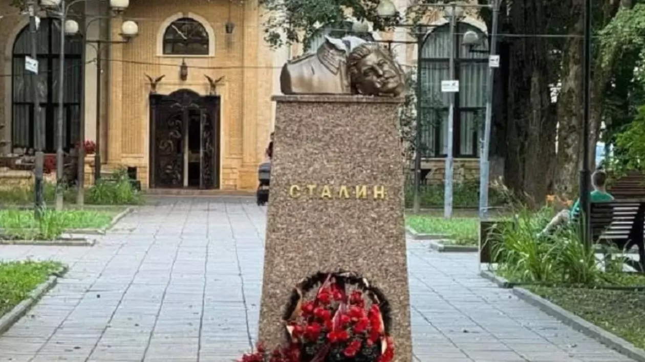 Un bust al lui Stalin din apropiere de Moscova, decapitat cu barosul. VIDEO