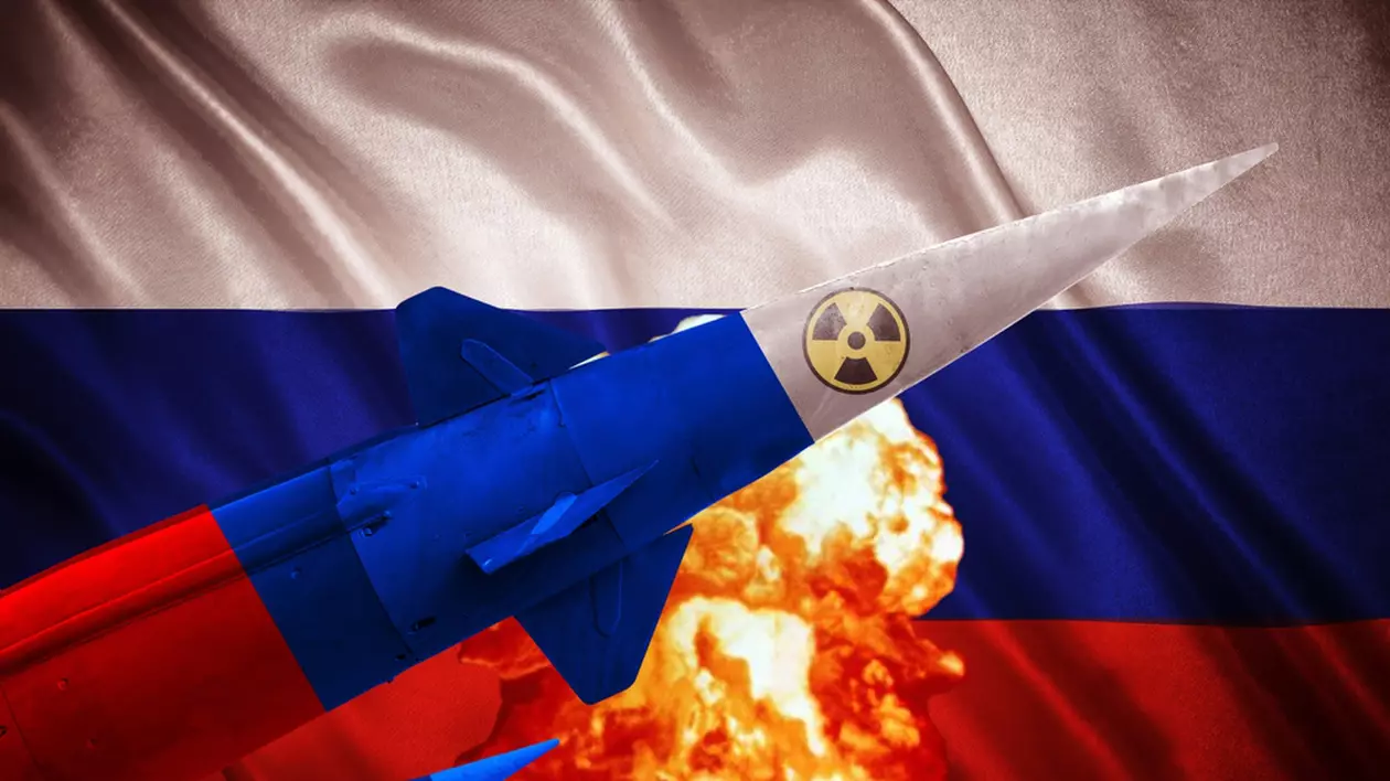 Ce țări dețin bombe nucleare - Imagine cu o rachetă nucleară având în fundal steagul Rusiei.