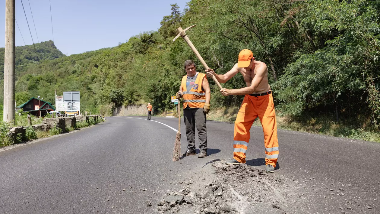 REPORTAJ Valea Oltului - viața după barieră. În lipsa traficului, natura își revine și nu prea, iar ministrul Grindeanu supraveghează cu drona progresul lucrărilor