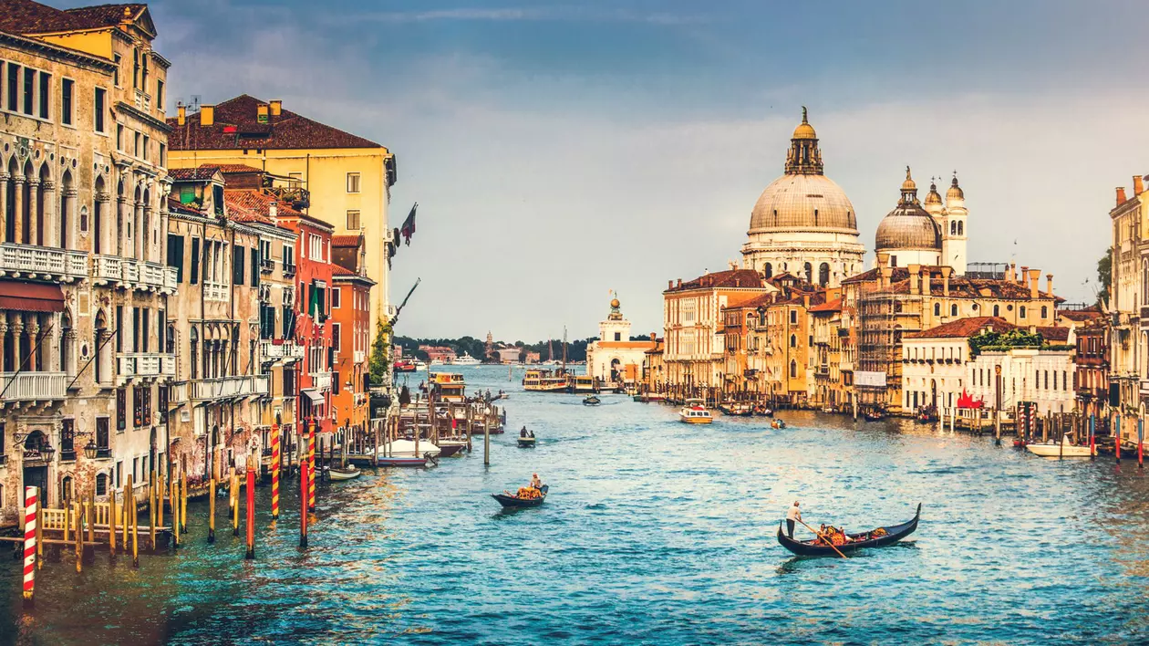 Vedere panoramică a faimosului Canal Grande și Basilica di Santa Maria della Salute la apus de soare în Veneția, Italia Foto 123 RF