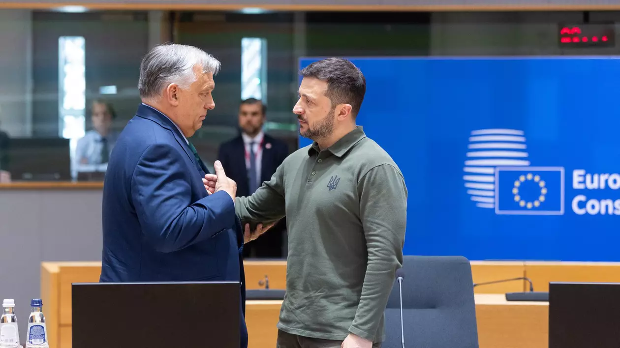 Viktor Orban (stânga) și Volodimir Zelenski surprinși în timpul unei discuții în marja summitului european de săptămâna trecută Foto: Profimedia