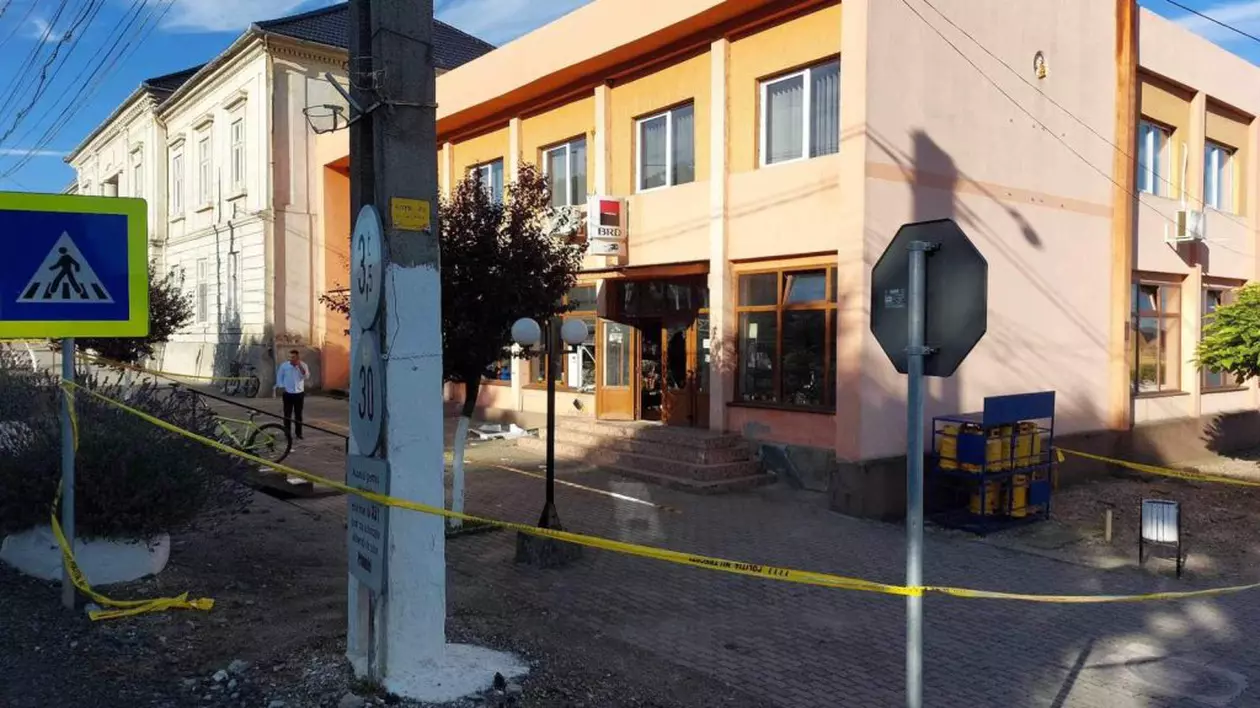 Anchetatorii iau în calcul varianta că hoții care au furat 200.000 de lei de la un bancomat din Șiria, județul Arad, au fugit din țară - SURSE
