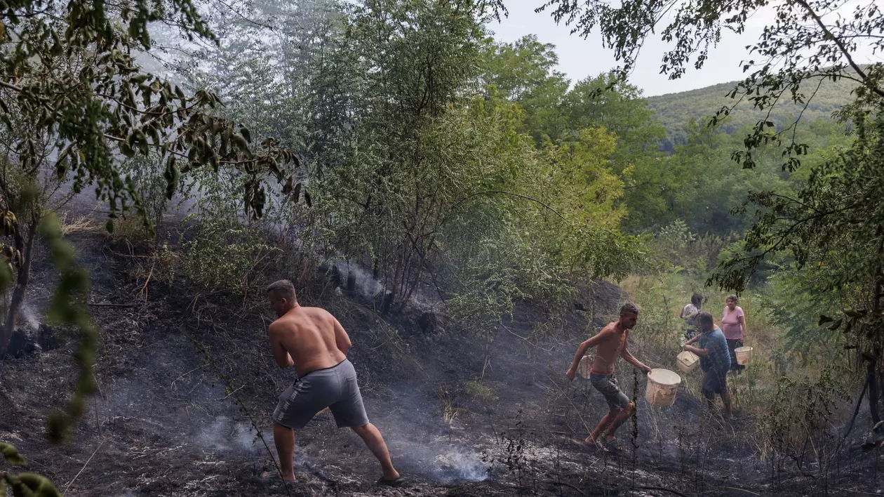 FOTOREPORTAJ Incendiu de vegetație la Drăganu, Argeș. Alături de pompieri, localnicii au sărit să ajute și ei, cu furtunuri, găleți și lopeți, în lupta cu focul care amenința casele