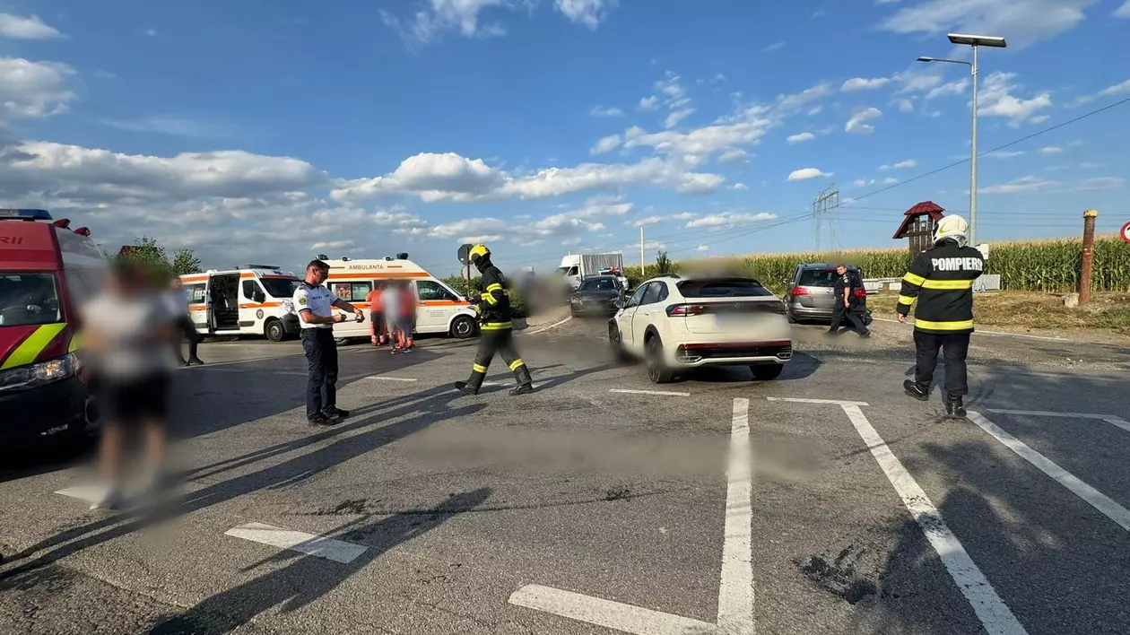 Accident grav în judeţul Suceava. 9 persoane au fost duse la spital, dintre care 6 copii