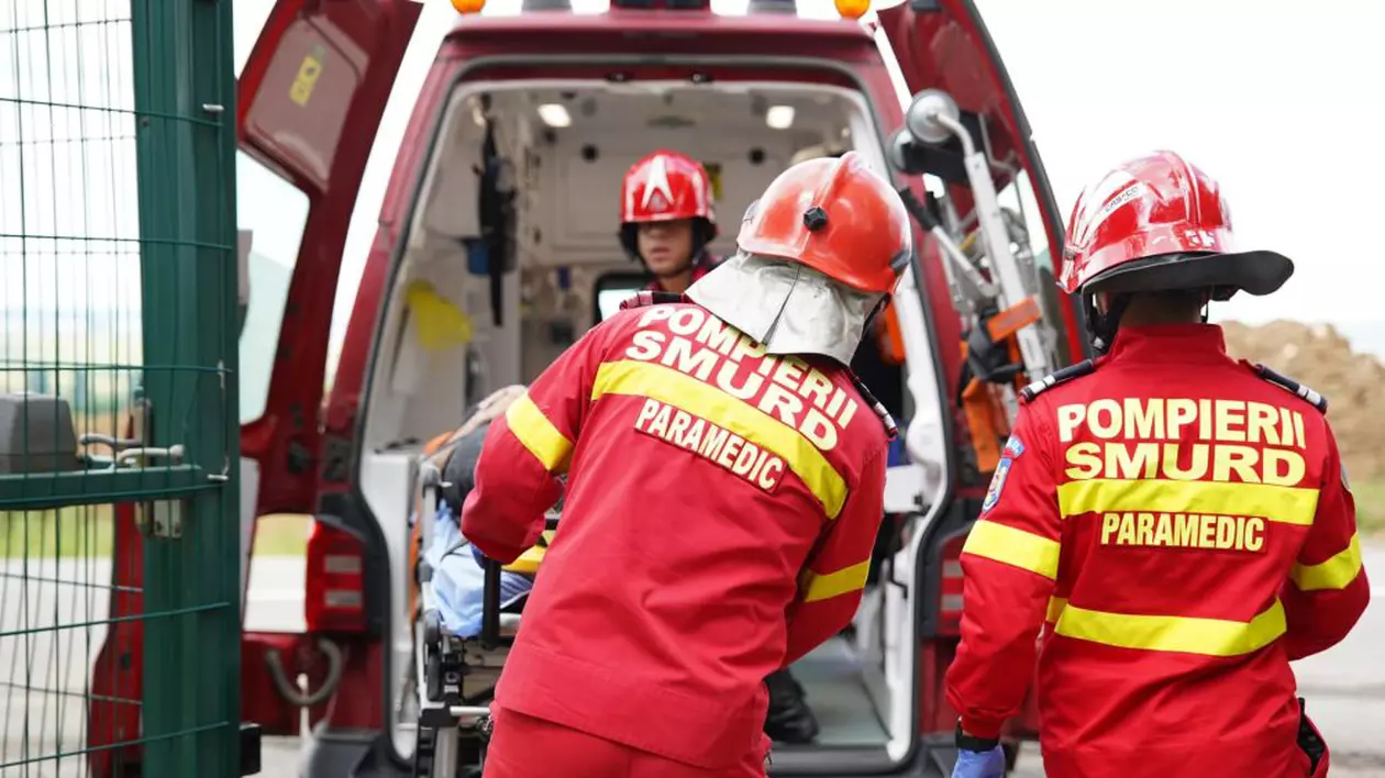 Un asistent medical a fost grav rănit după ce ambulanţa cu care se afla în misiune s-a ciocnit de o căruţă, în Brașov