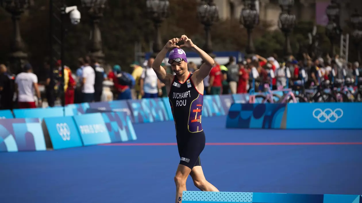 Felix Duchampt, reprezentantul României la JO, a terminat pe ultimul loc cursa de triatlon, în ovațiile publicului. „Ochii îmi lăcrimează”. VIDEO