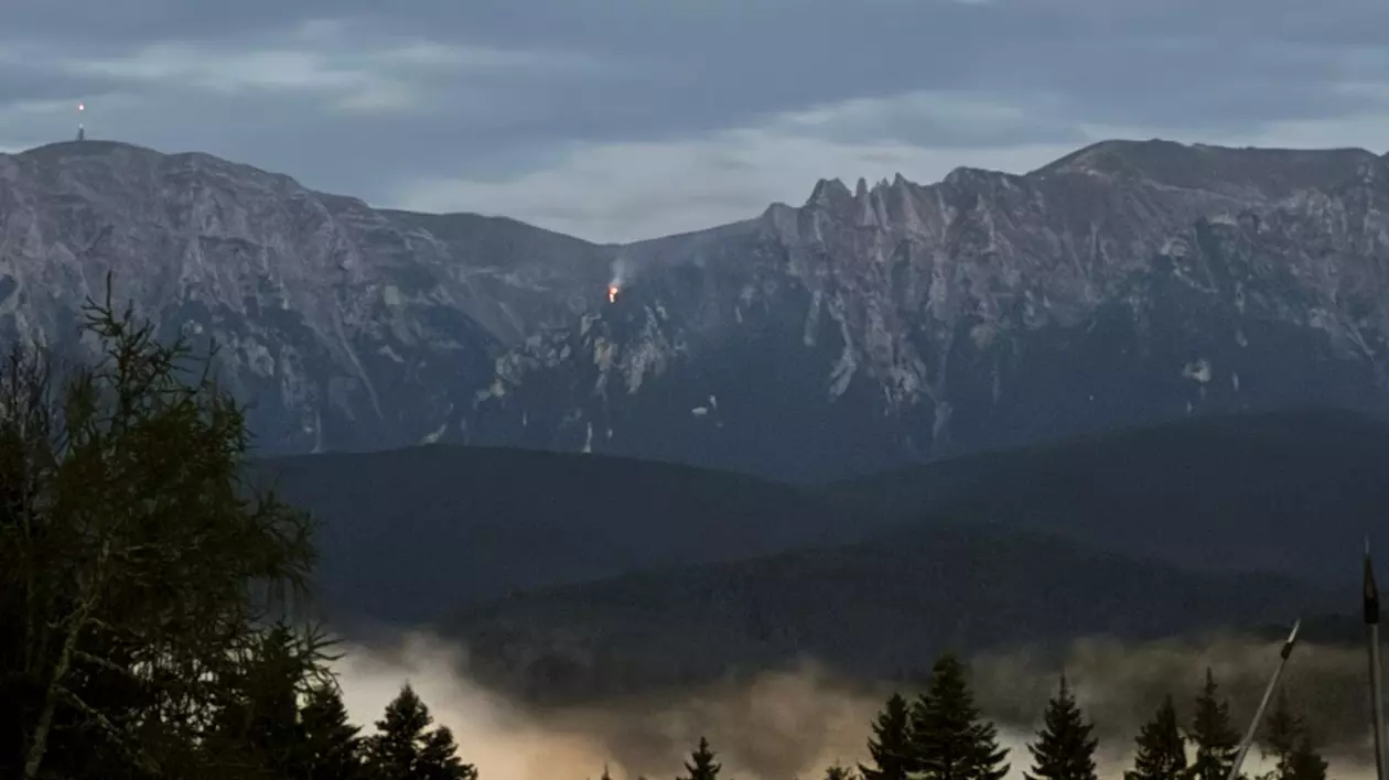 Incendiu de vegetaţie provocat de fulger în Masivul Bucegi. ISU Prahova nu poate interveni