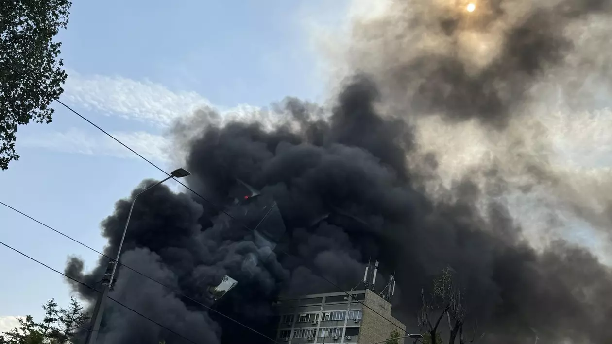 Incendiu major la o casă aflată între blocuri, în Sectorul 3 al Capitalei. 40 de persoane, evacuate