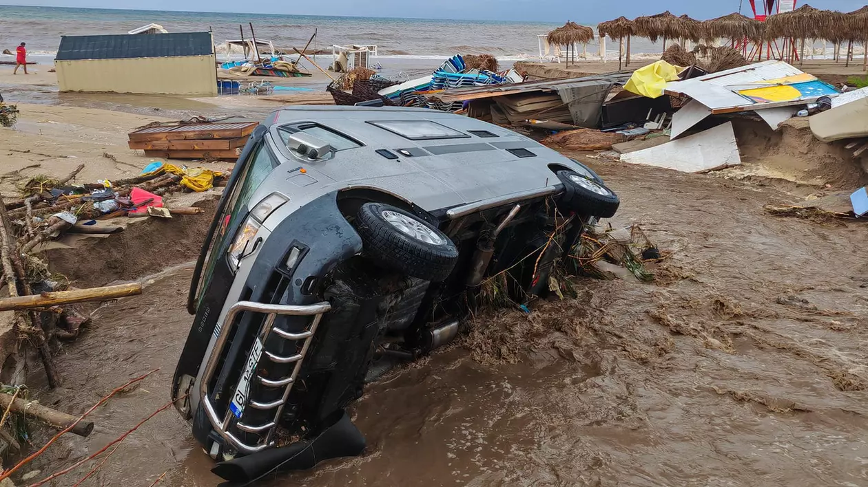 Urmările ploilor puternice de pe litoral. La Mangalia au căzut 200 l/mp. Maşini luate de apă, inundaţii în mai multe staţiuni: dezastru la Venus şi Vama Veche | FOTO