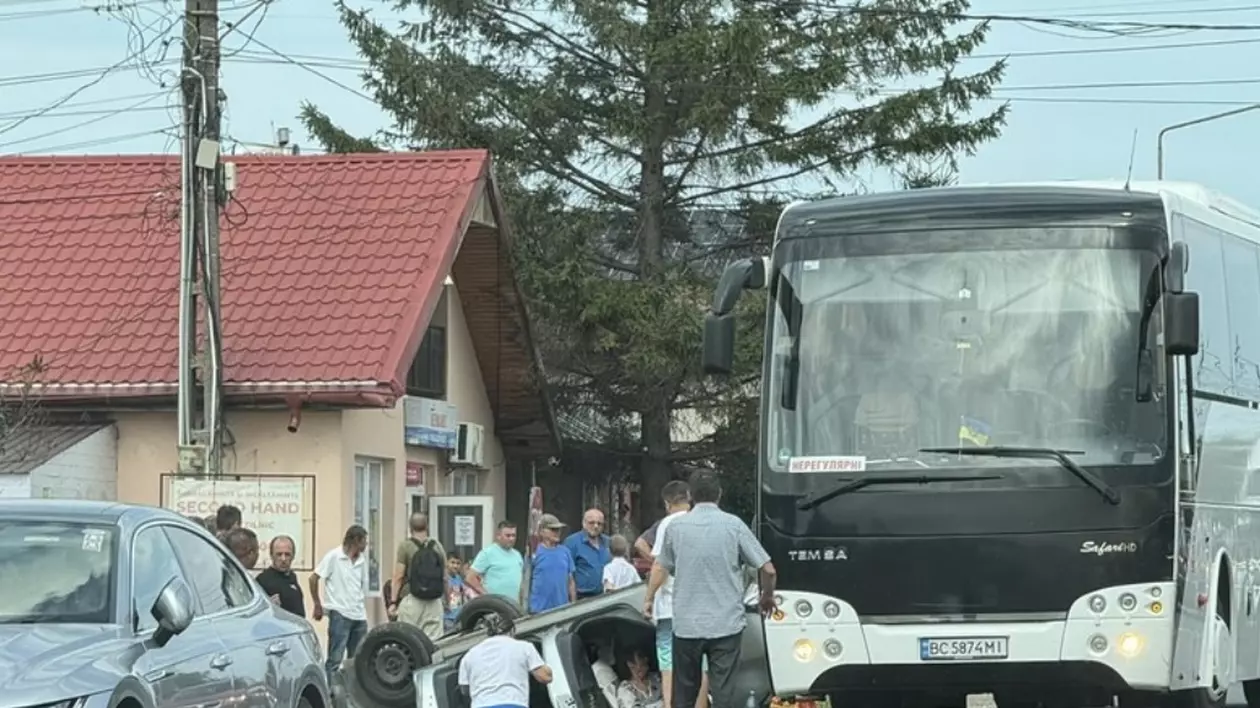 Accident pe E85 între un autocar în care se aflau 48 de persoane şi un autoturism. Două persoane sunt rănite