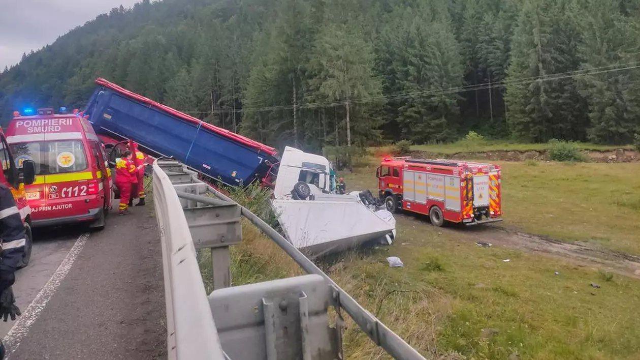 Accident cu două camioane şi o autoutilitară, în Bistriţa. Unul dintre şoferi a fost găsit decedat în cabina distrusă