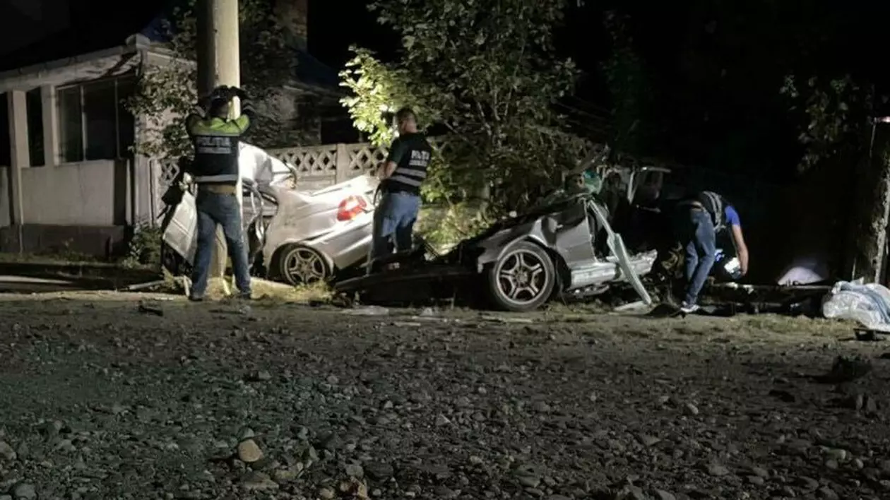 Doi polițiști din Târgu Lăpuș au murit, iar o colegă de-a lor a fost rănită grav într-un accident rutier. Mașina s-a rupt în două. FOTO