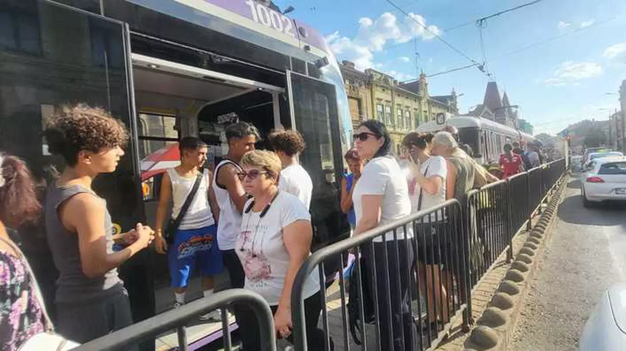 O femeie și-a pierdut o mână după ce a fost lovită de tramvai pe un bulevard din Timișoara