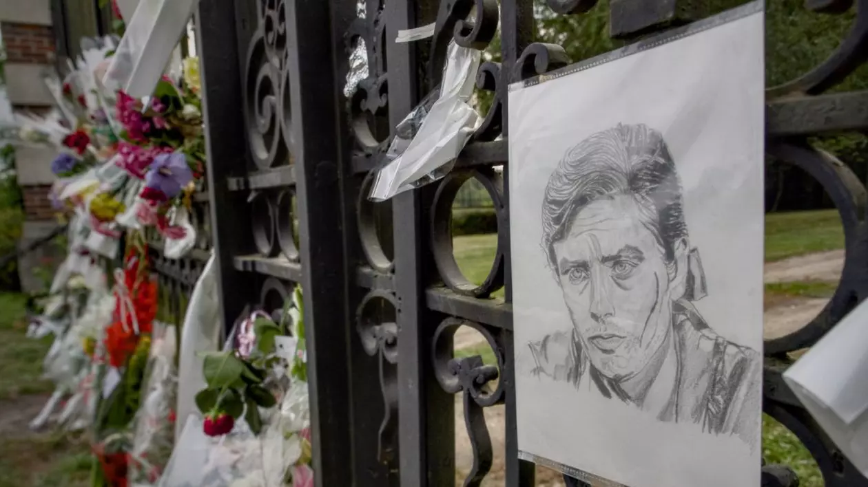 Ziarele franceze i-au dedicat prima pagină de luni lui Alain Delon. „S-a stins din viaţă după un lung crepuscul: cel al zeilor”