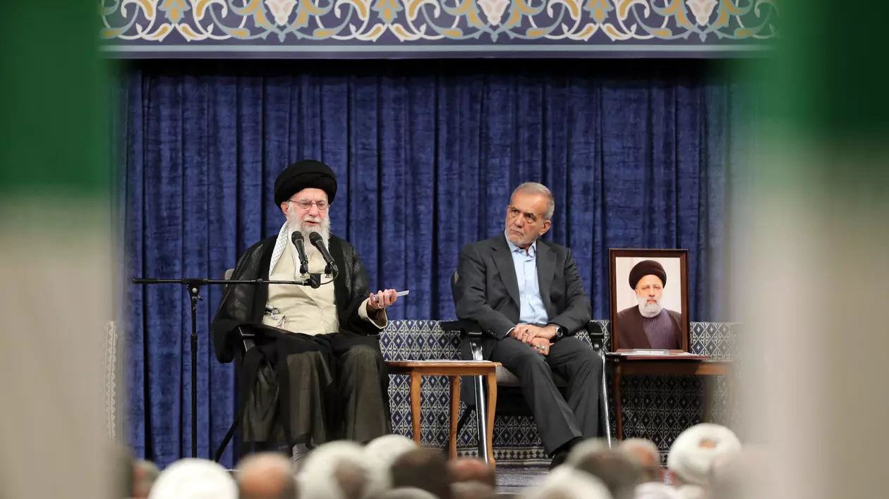 Ayatollahul Ali Khamenei și noul președinte iranian, Masoud Pezeshkian Foto Profimedia