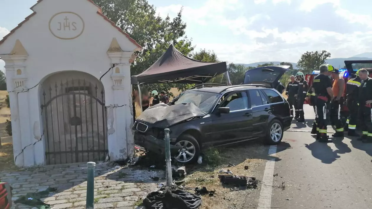 Român de 17 ani, mort pe scaunul din dreapta al unui BMW care a zburat într-o capelă, în Austria. Un român de 21 de ani, la volan