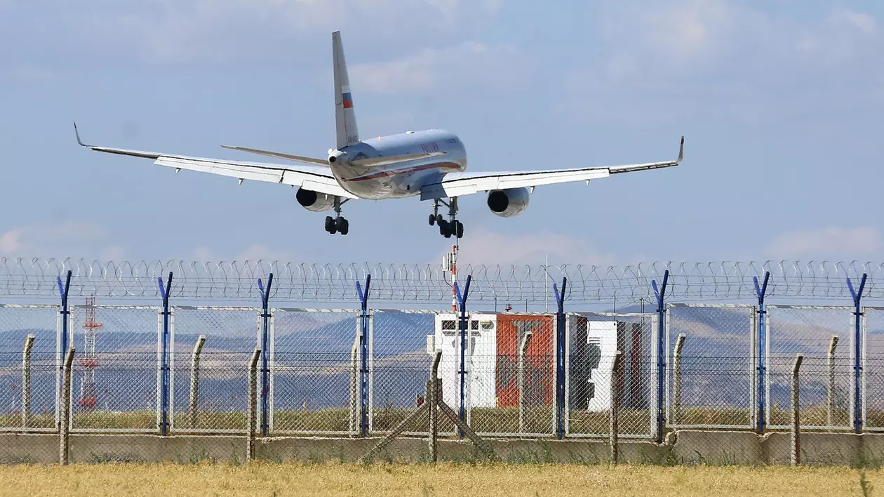 Avion rus observat joi în apropierea aeroportului din Ankara Foto: Profimedia